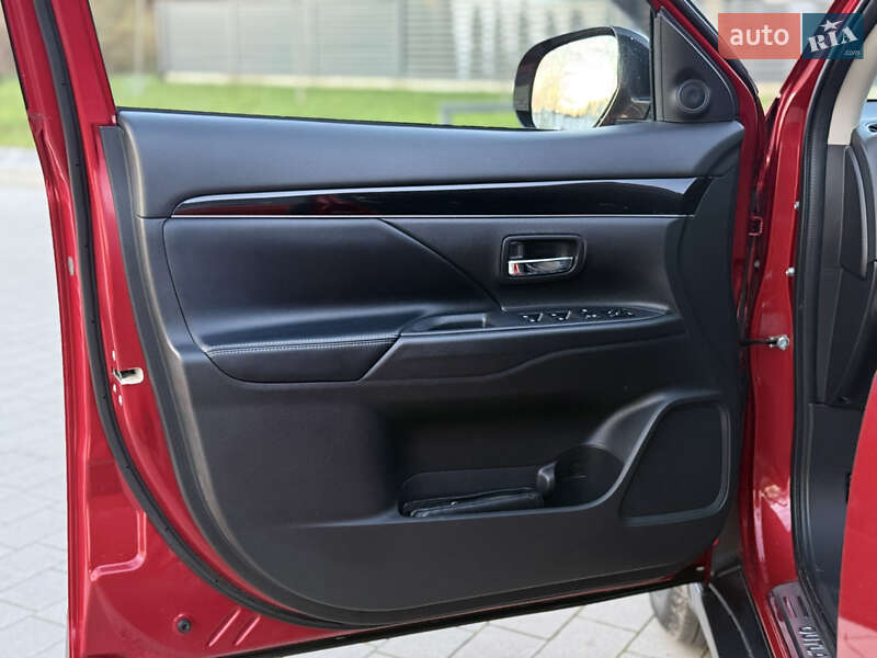 Внедорожник / Кроссовер Mitsubishi Outlander 2018 в Ковеле