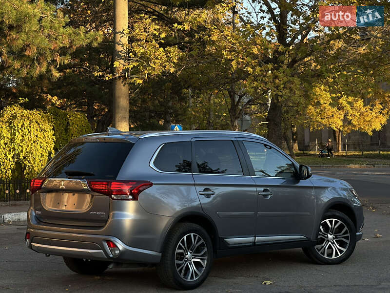 Внедорожник / Кроссовер Mitsubishi Outlander 2017 в Николаеве