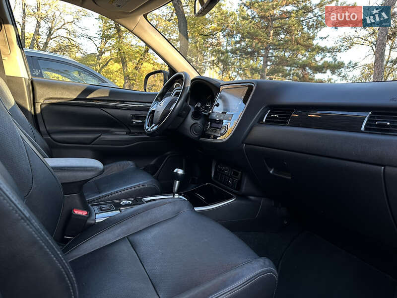 Внедорожник / Кроссовер Mitsubishi Outlander 2017 в Николаеве