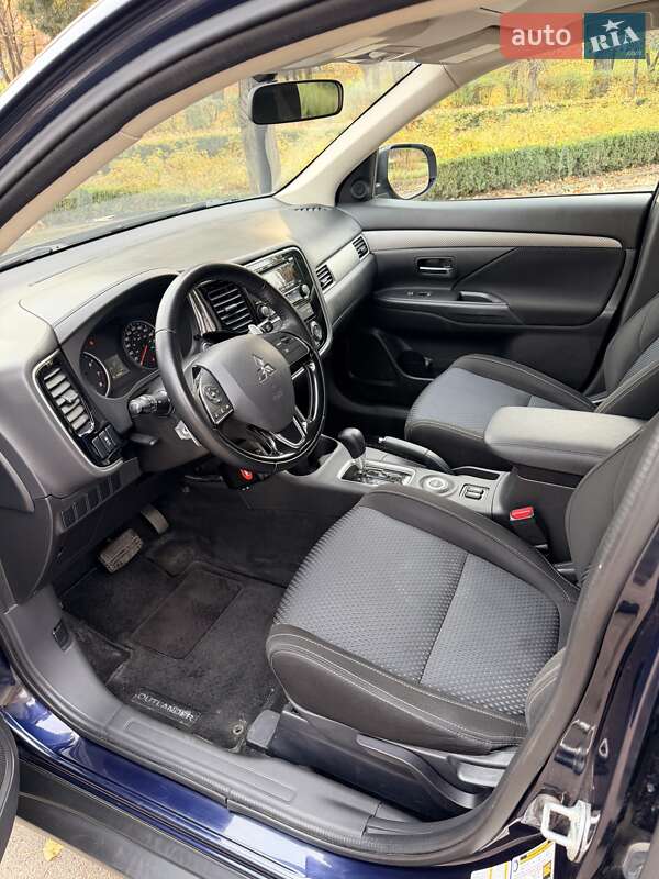 Внедорожник / Кроссовер Mitsubishi Outlander 2016 в Киеве