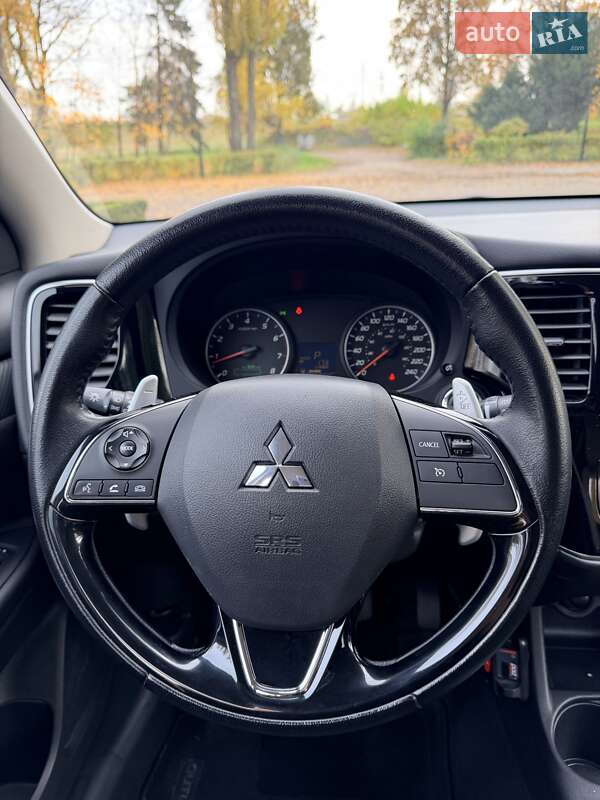 Внедорожник / Кроссовер Mitsubishi Outlander 2016 в Киеве