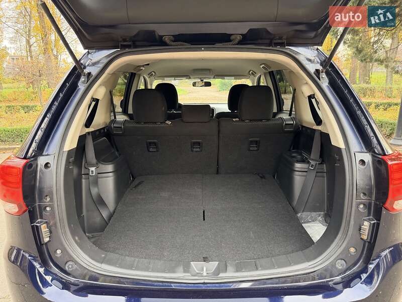 Внедорожник / Кроссовер Mitsubishi Outlander 2016 в Киеве