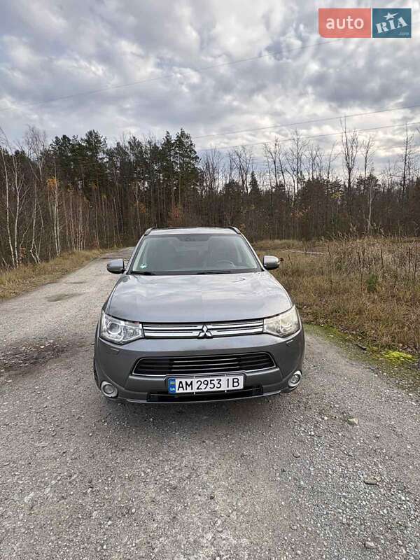 Позашляховик / Кросовер Mitsubishi Outlander 2013 в Звягелі