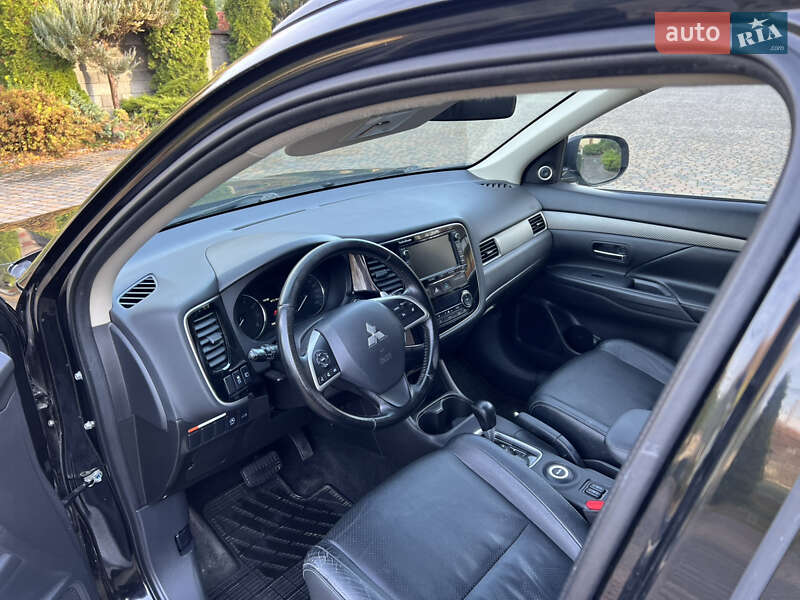 Внедорожник / Кроссовер Mitsubishi Outlander 2013 в Ровно