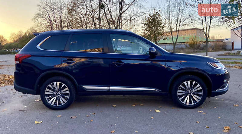 Внедорожник / Кроссовер Mitsubishi Outlander 2018 в Киеве
