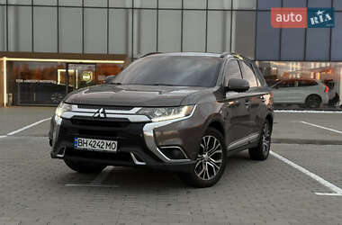 Позашляховик / Кросовер Mitsubishi Outlander 2016 в Львові