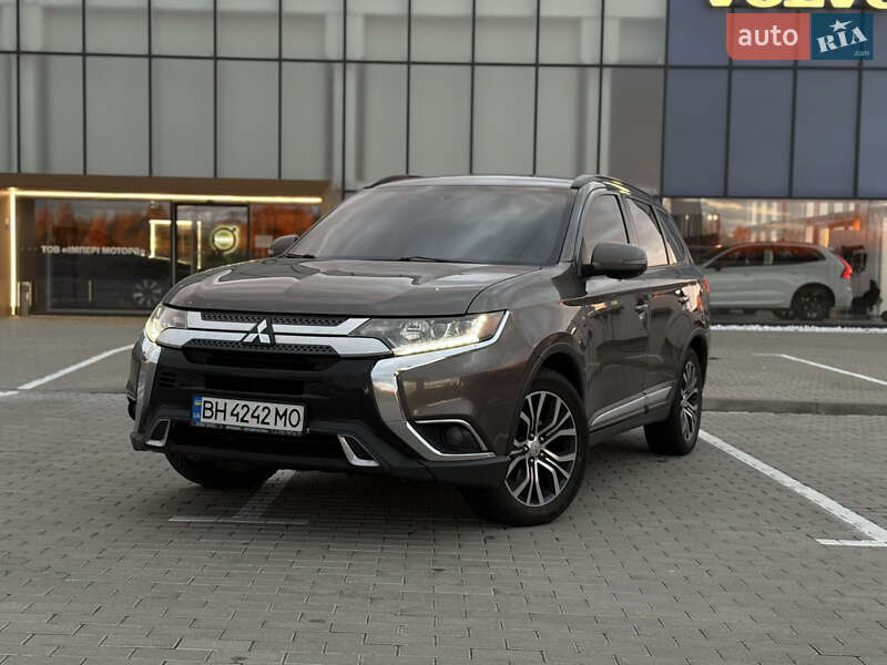 Внедорожник / Кроссовер Mitsubishi Outlander 2016 в Львове фото Внедорожник / Кроссовер Mitsubishi Outlander 2016 в Львове