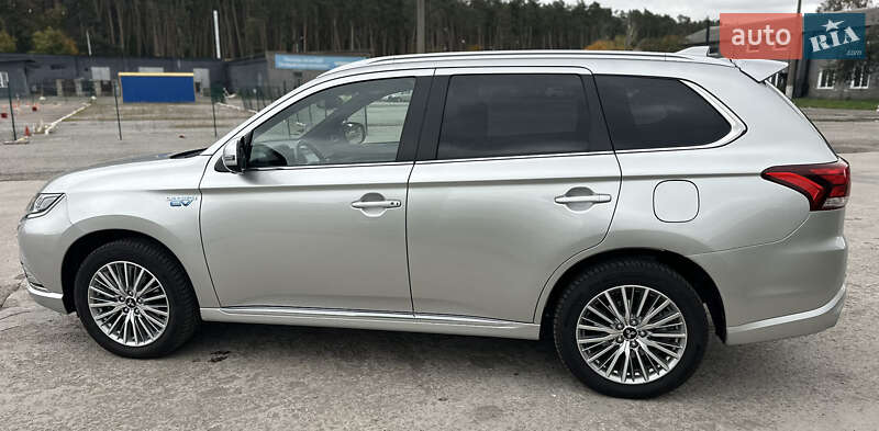 Внедорожник / Кроссовер Mitsubishi Outlander 2020 в Киеве