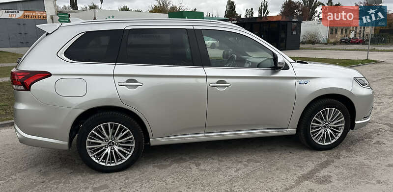 Внедорожник / Кроссовер Mitsubishi Outlander 2020 в Киеве