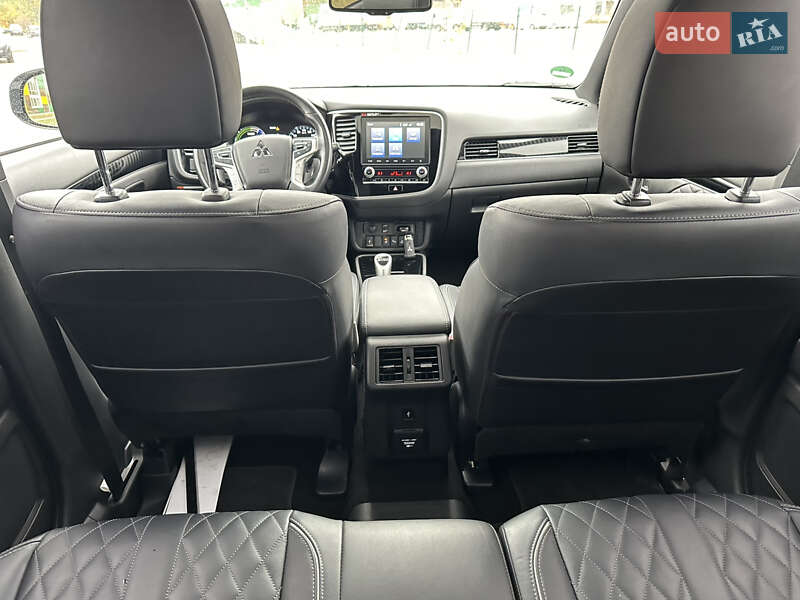 Внедорожник / Кроссовер Mitsubishi Outlander 2020 в Киеве