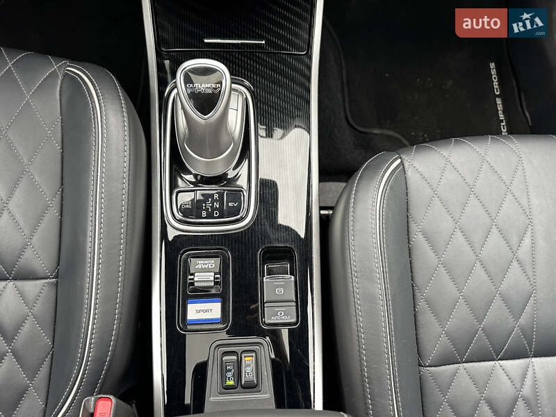 Внедорожник / Кроссовер Mitsubishi Outlander 2020 в Киеве