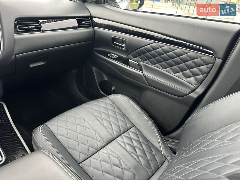 Внедорожник / Кроссовер Mitsubishi Outlander 2020 в Киеве