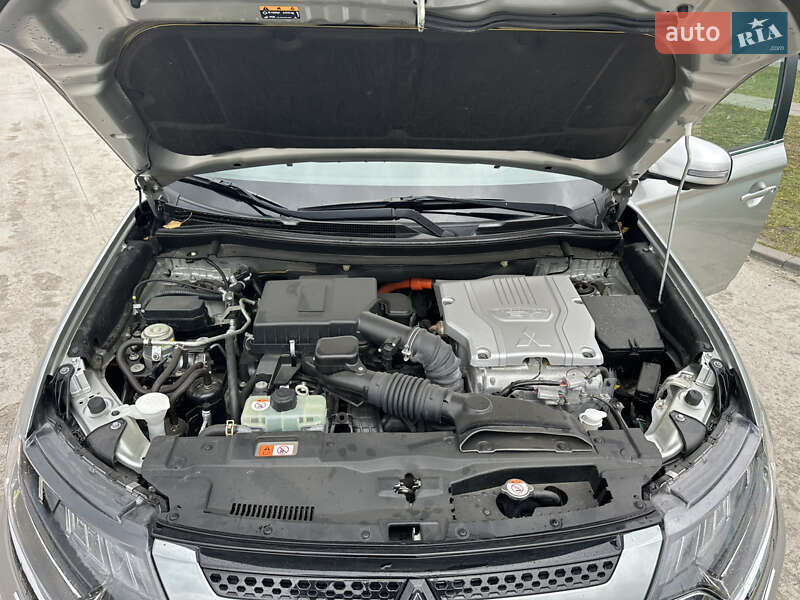 Внедорожник / Кроссовер Mitsubishi Outlander 2020 в Киеве