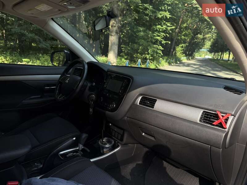 Внедорожник / Кроссовер Mitsubishi Outlander 2017 в Новояворовске фото 5 Внедорожник / Кроссовер Mitsubishi Outlander 2017 в Новояворовске