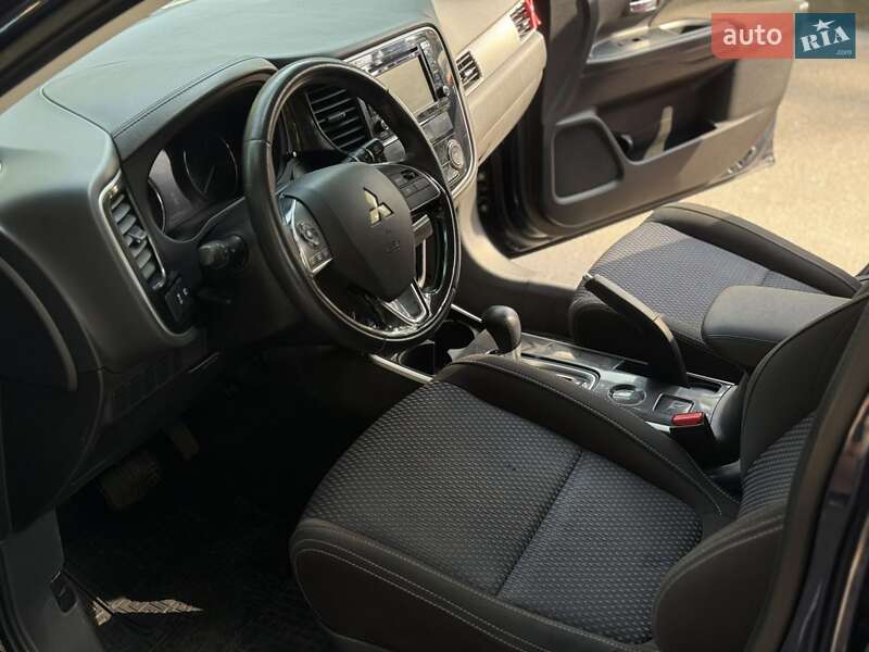 Внедорожник / Кроссовер Mitsubishi Outlander 2017 в Новояворовске фото 14 Внедорожник / Кроссовер Mitsubishi Outlander 2017 в Новояворовске