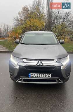 Внедорожник / Кроссовер Mitsubishi Outlander 2021 в Вишневом