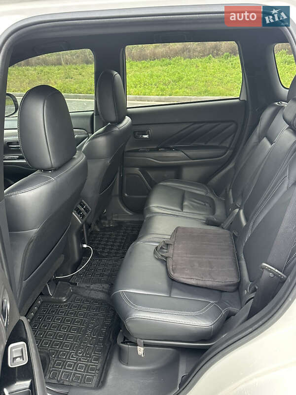 Внедорожник / Кроссовер Mitsubishi Outlander 2021 в Львове