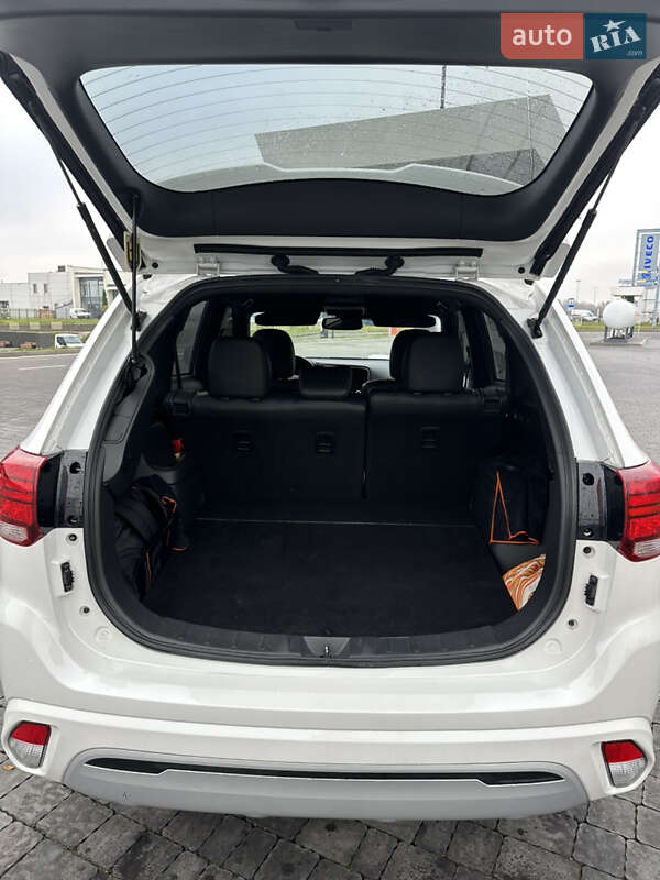 Внедорожник / Кроссовер Mitsubishi Outlander 2021 в Львове