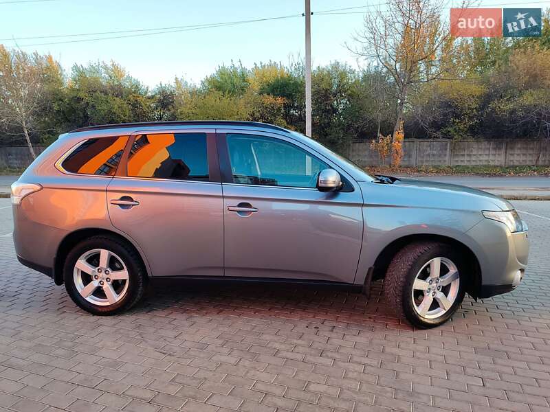 Внедорожник / Кроссовер Mitsubishi Outlander 2013 в Львове