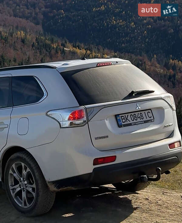Внедорожник / Кроссовер Mitsubishi Outlander 2012 в Ровно