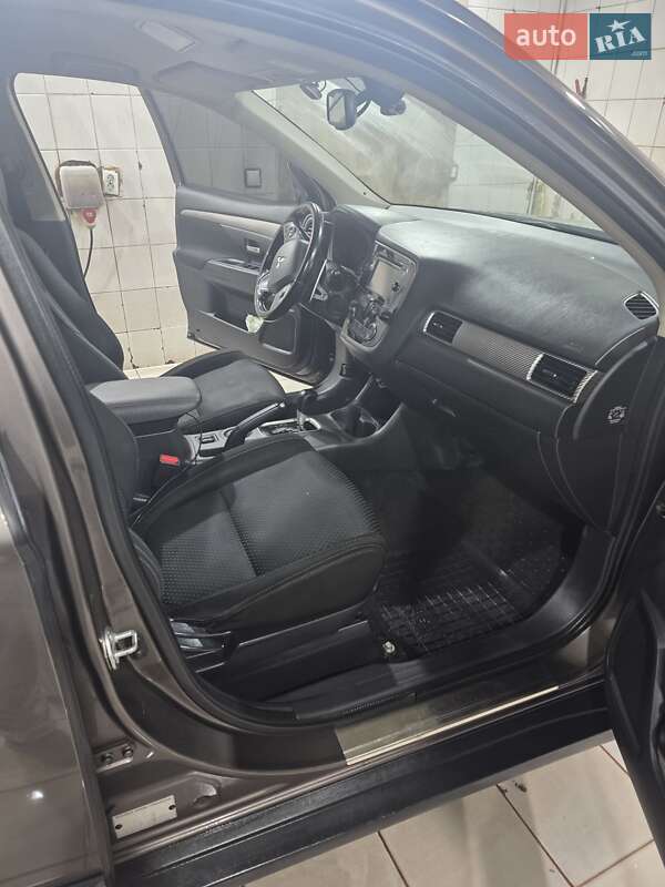 Позашляховик / Кросовер Mitsubishi Outlander 2016 в Львові