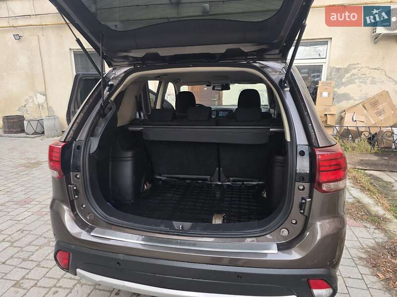 Позашляховик / Кросовер Mitsubishi Outlander 2016 в Львові