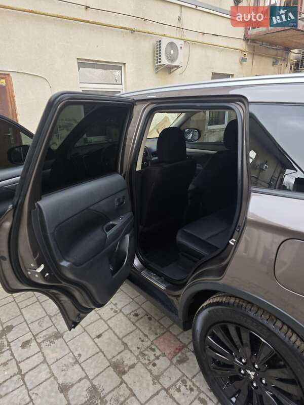 Позашляховик / Кросовер Mitsubishi Outlander 2016 в Львові