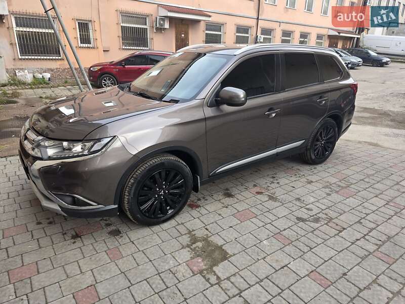Позашляховик / Кросовер Mitsubishi Outlander 2016 в Львові
