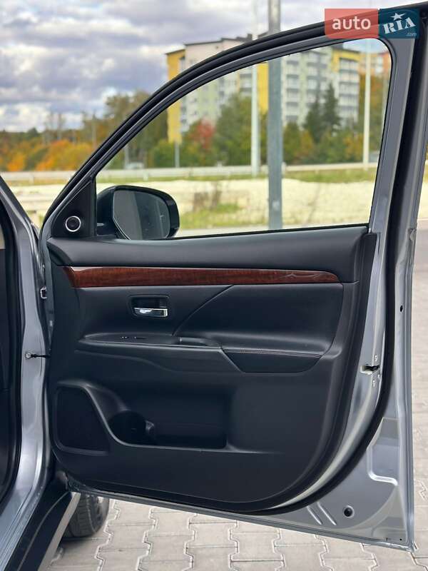 Позашляховик / Кросовер Mitsubishi Outlander 2013 в Тернополі фото 10 Позашляховик / Кросовер Mitsubishi Outlander 2013 в Тернополі