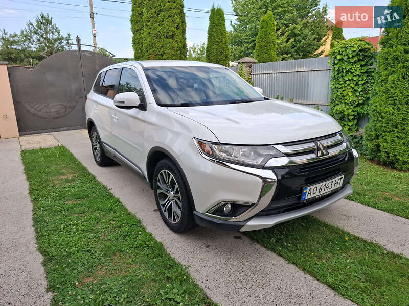 Позашляховик / Кросовер Mitsubishi Outlander 2016 в Ужгороді