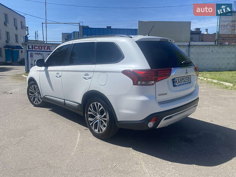 Внедорожник / Кроссовер Mitsubishi Outlander 2015 в Киеве