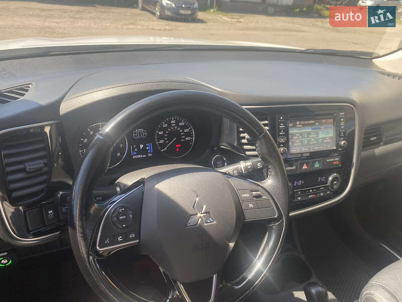 Внедорожник / Кроссовер Mitsubishi Outlander 2015 в Киеве