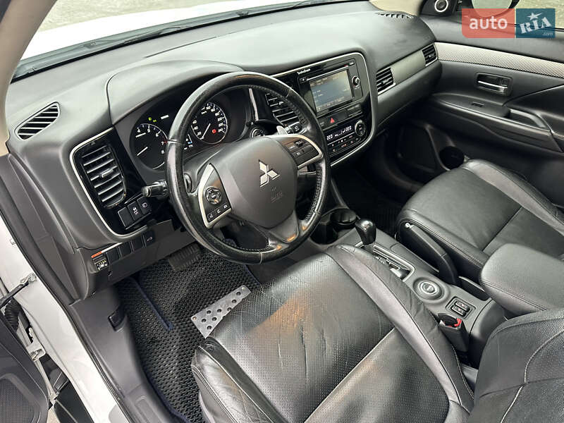 Внедорожник / Кроссовер Mitsubishi Outlander 2013 в Николаеве