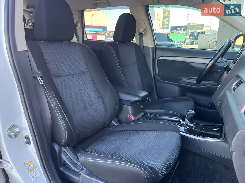 Внедорожник / Кроссовер Mitsubishi Outlander 2017 в Киеве