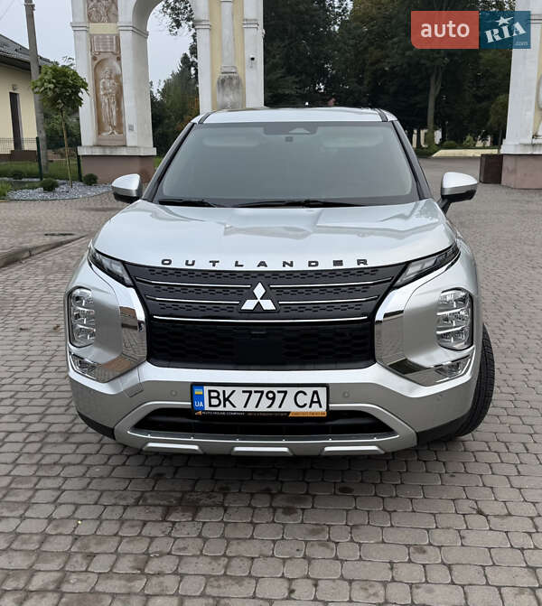 Позашляховик / Кросовер Mitsubishi Outlander 2024 в Рівному