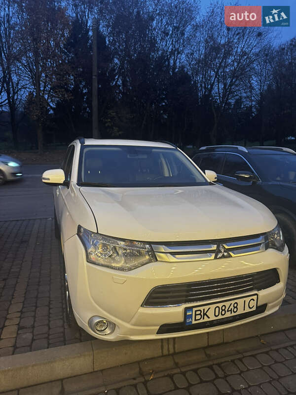 Внедорожник / Кроссовер Mitsubishi Outlander 2012 в Ровно