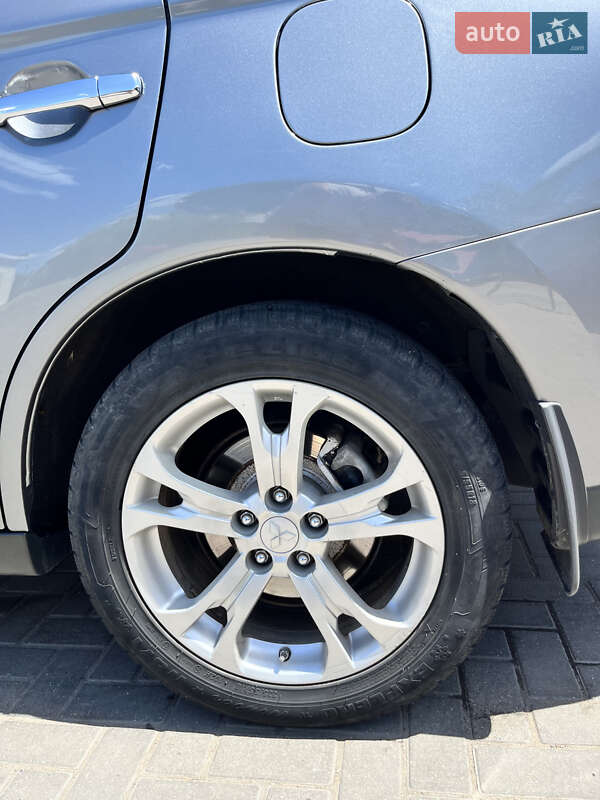 Внедорожник / Кроссовер Mitsubishi Outlander 2013 в Одессе