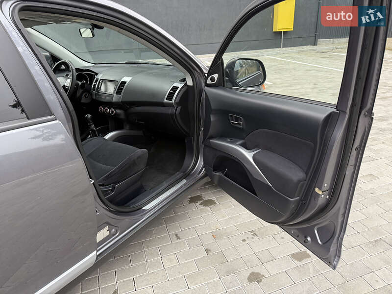 Внедорожник / Кроссовер Mitsubishi Outlander 2009 в Кременце