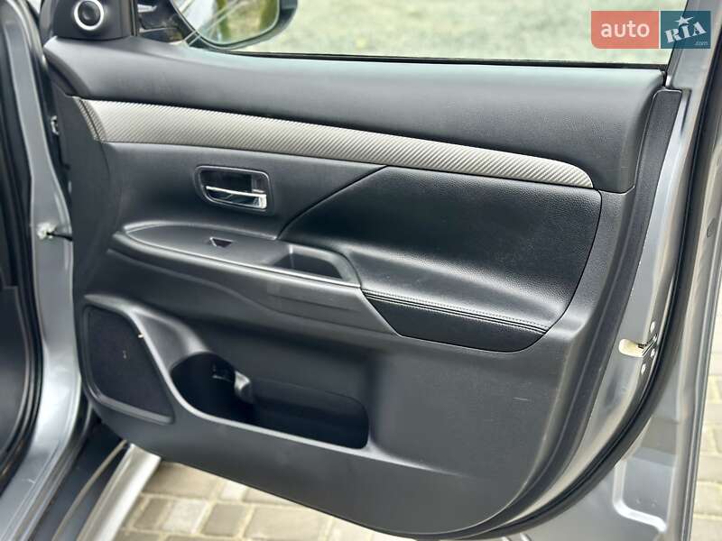 Внедорожник / Кроссовер Mitsubishi Outlander 2013 в Вараше фото 37 Внедорожник / Кроссовер Mitsubishi Outlander 2013 в Вараше