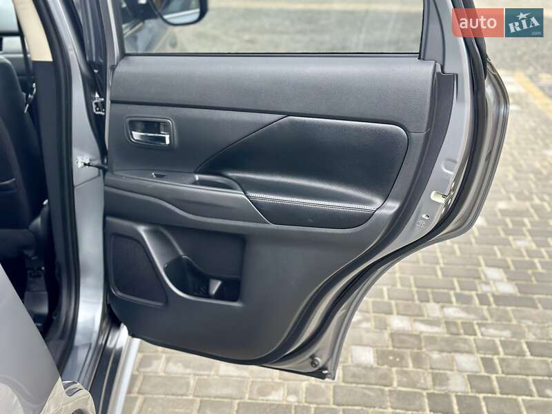 Внедорожник / Кроссовер Mitsubishi Outlander 2013 в Вараше фото 48 Внедорожник / Кроссовер Mitsubishi Outlander 2013 в Вараше