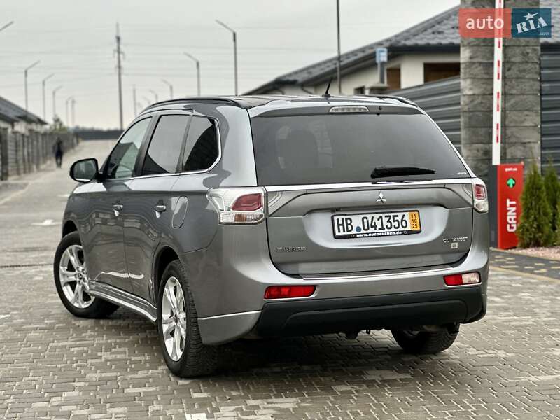 Внедорожник / Кроссовер Mitsubishi Outlander 2013 в Вараше фото 12 Внедорожник / Кроссовер Mitsubishi Outlander 2013 в Вараше