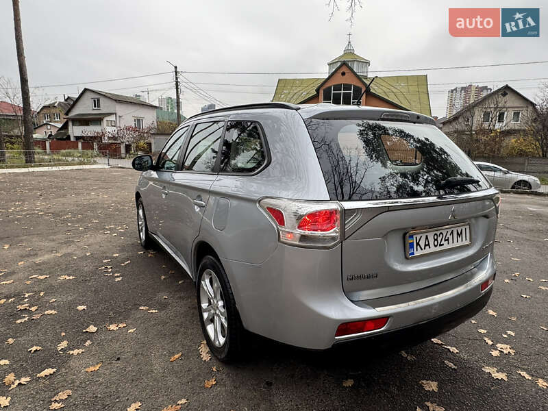 Позашляховик / Кросовер Mitsubishi Outlander 2013 в Києві