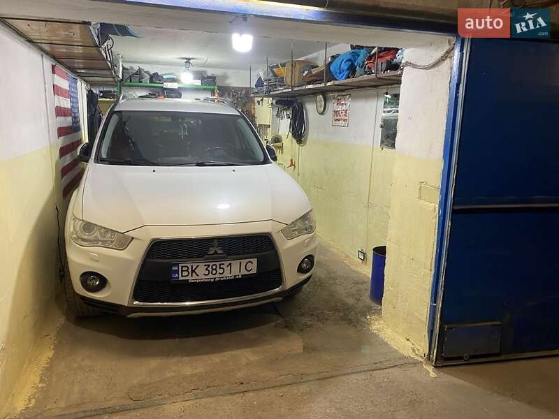Внедорожник / Кроссовер Mitsubishi Outlander 2010 в Ровно