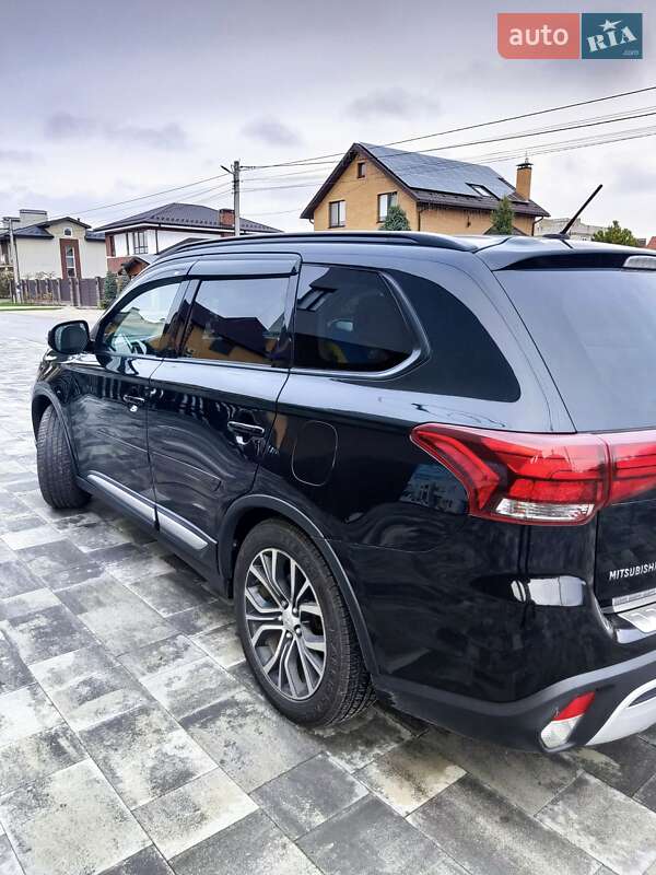 Внедорожник / Кроссовер Mitsubishi Outlander 2016 в Киеве