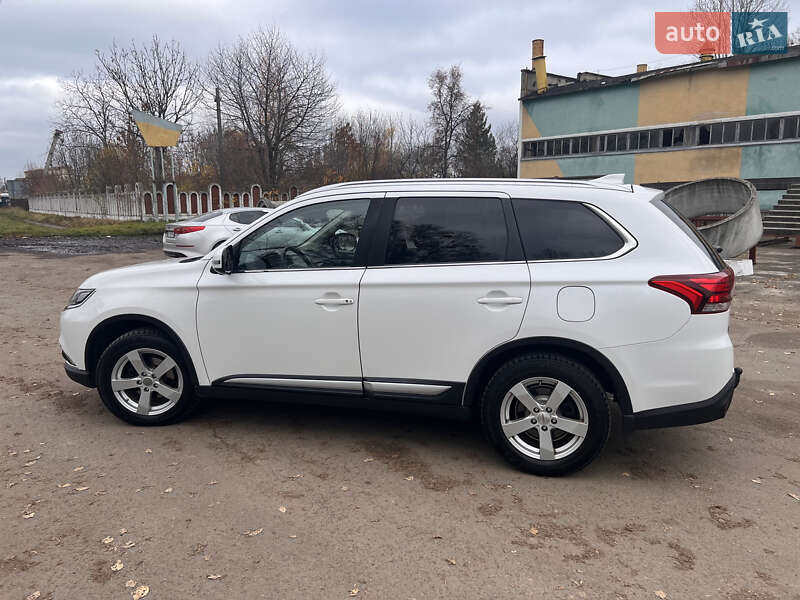 Внедорожник / Кроссовер Mitsubishi Outlander 2016 в Львове
