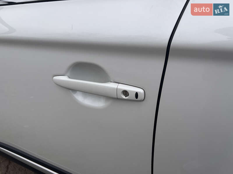 Внедорожник / Кроссовер Mitsubishi Outlander 2016 в Львове