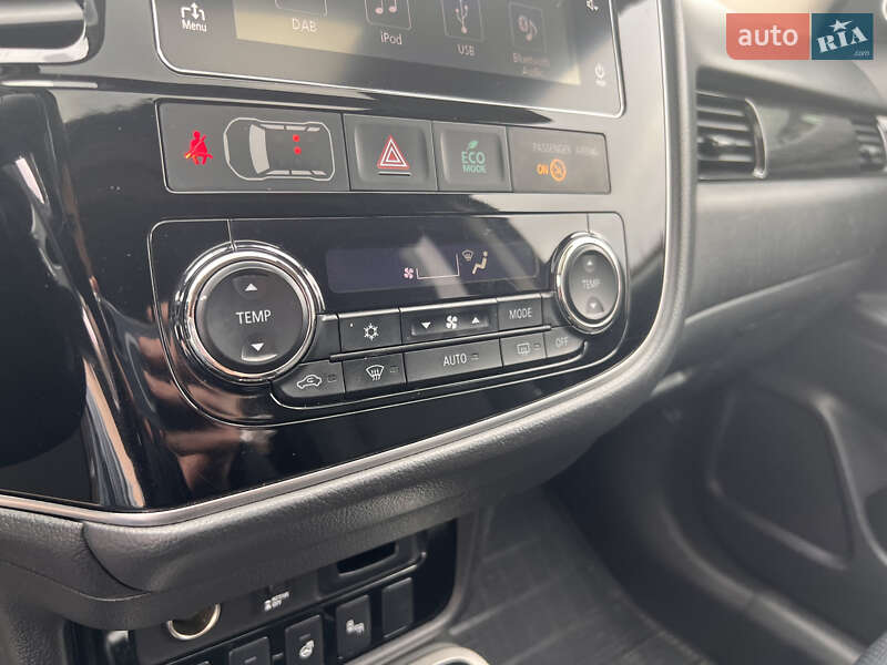 Внедорожник / Кроссовер Mitsubishi Outlander 2016 в Львове