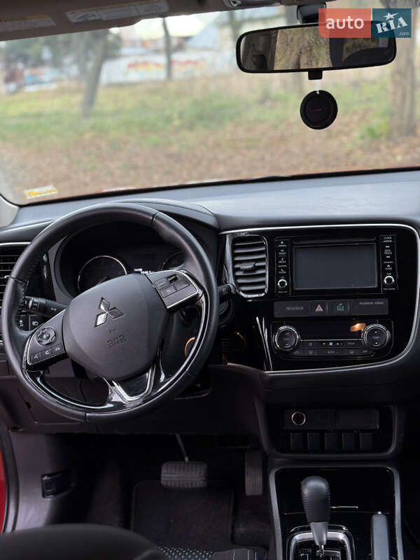 Позашляховик / Кросовер Mitsubishi Outlander 2016 в Львові
