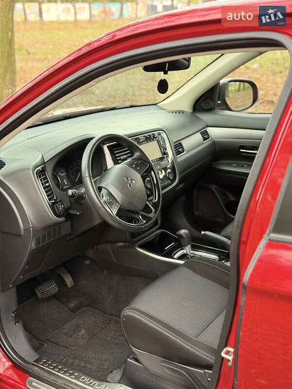 Позашляховик / Кросовер Mitsubishi Outlander 2016 в Львові