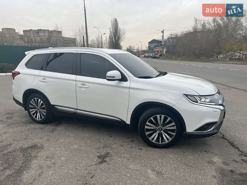 Позашляховик / Кросовер Mitsubishi Outlander 2020 в Києві